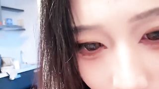 【69堂午夜视频】巨乳精神小妹舔屌吞精取悦金主爸爸