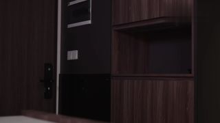 【69堂午夜视频】约炮约到的极品骚第一次见面就忍不住在家直接操到中出