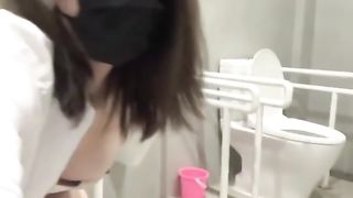 【69堂午夜视频】公共厕所勾引路人操逼粉嫩大鲍鱼涂满精液酱汁
