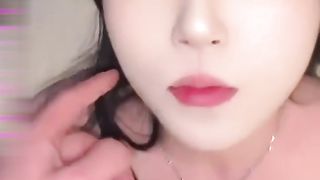 【69堂午夜视频】白里透红的小母狗在我身下舔鸡巴
