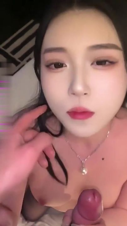 【69堂午夜视频】白里透红的小母狗在我身下舔鸡巴