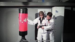 【69堂午夜视频】坏坏女学员和空手道师傅在道场里的内射性爱