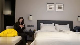 【69堂午夜视频】两个风格完全不同的第一个女孩刚下水什么都不会非常稚嫩下面都被我干撕裂了