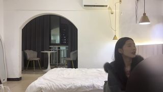 【69堂午夜视频】今天约了个身材好大长腿的妹子妹子说以前好几个都偷拍她的都被她发现了从进屋就开始四处打量