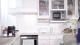 【69堂午夜视频】性感职员艾玛在办公室被干到喷水