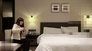 【69堂午夜视频】没上过两天班的精神小妹妹子讲话蛮有意思的后入的时候拔套第一次差点翻车