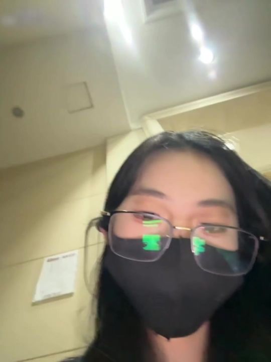 【69堂午夜视频】眼镜骚货户外直播玩逼强力震动高潮失禁