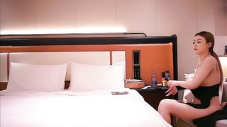 【69堂午夜视频】兼职礼仪小姐的高挑嫩模小姐姐净高一米八长相很符合老外审美