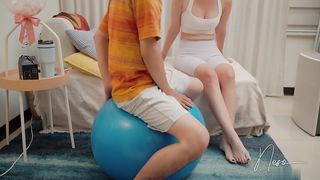 【69堂午夜视频】瑜伽裤肥臀女友屁股一直摇忍不住直接在瑜伽球上爆操
